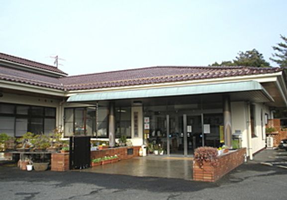 広々とした出入口の建物外観  