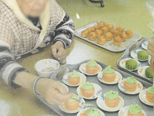 カップケーキを並べる場面