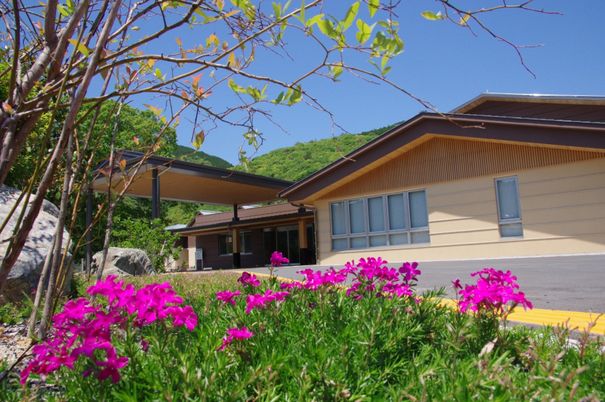 花に囲まれた外観