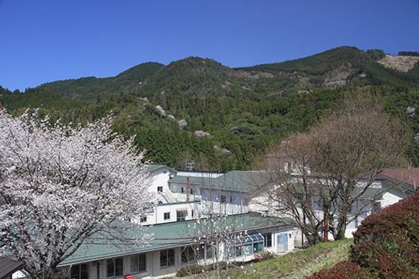 山間の施設外観