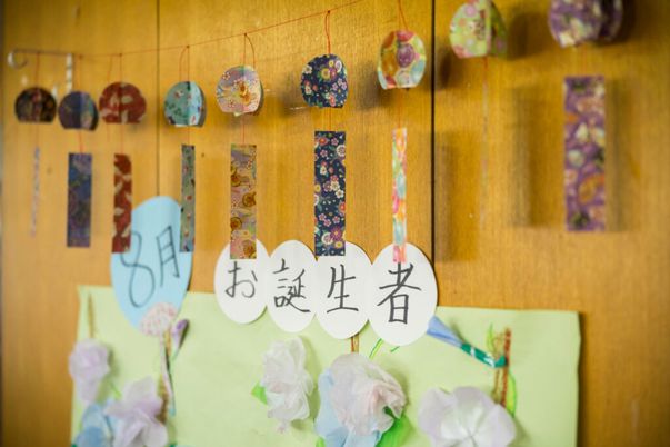 壁の飾りと掲示物