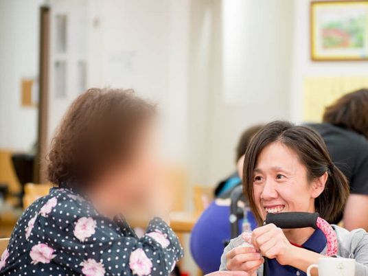 笑顔で会話する人々のいる部屋