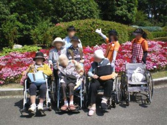 中庭で憩う利用者たち