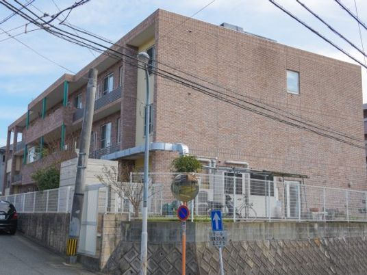 明るい外観の建物