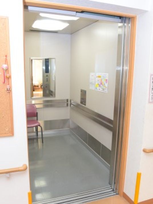 広々とした入口のエレベーター
