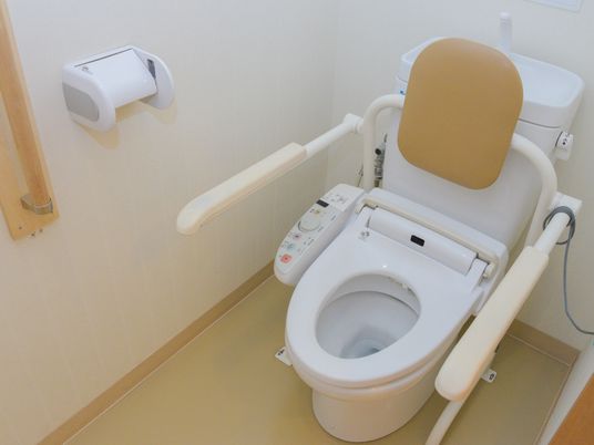 バリアフリー設計のトイレ