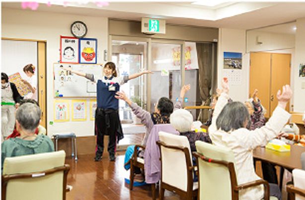 笑顔で体操する居室