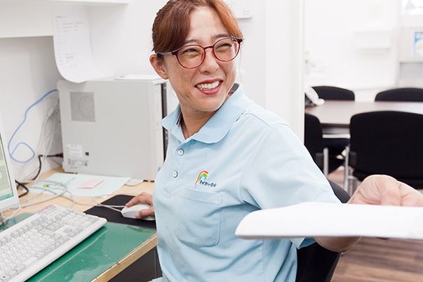 書類を手渡すスタッフ