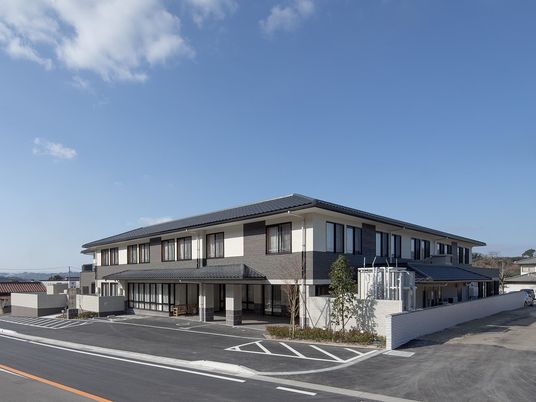 スタイリッシュな建物の外観