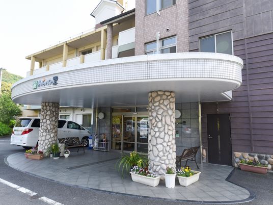 施設入口と周辺景色