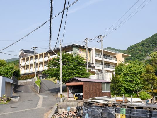 自然に囲まれた外観
