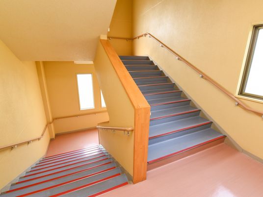 明るい階段廊下