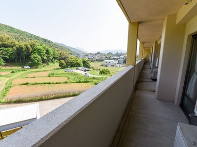 広々とした施設のバルコニー
