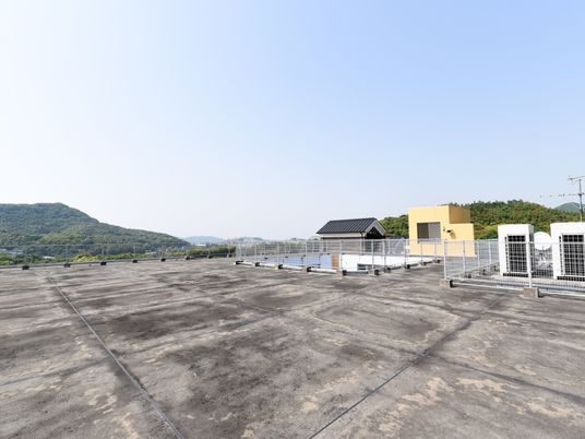 空と山の景観ある屋上