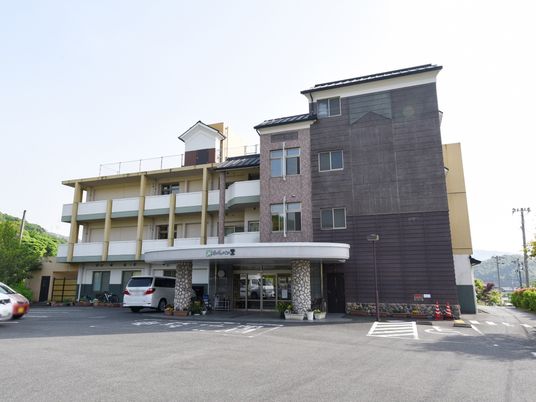 明るい外観の施設