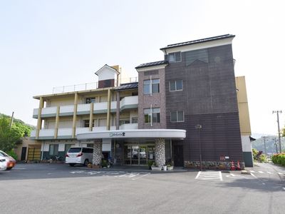 明るい外観の施設