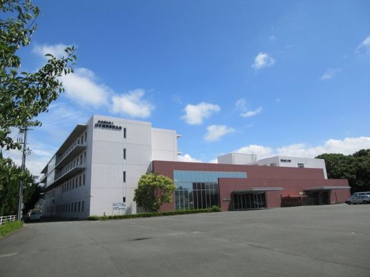 広い駐車場のある建物