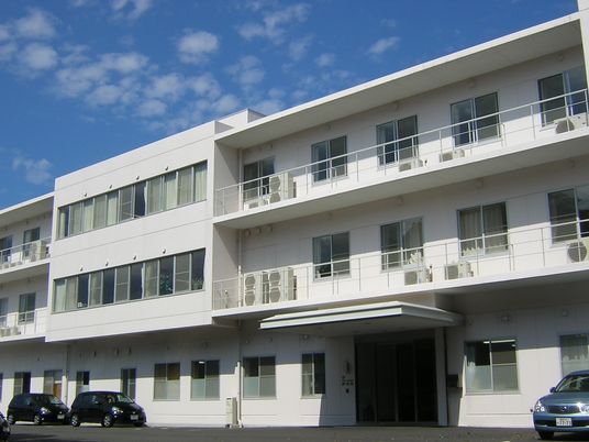 白い建物の外観
