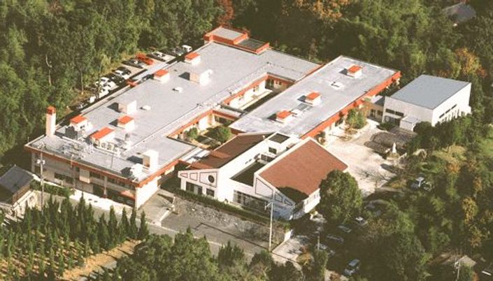緑に囲まれた建物外観