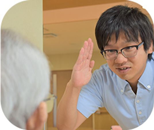 スタッフと入居者の会話場面
