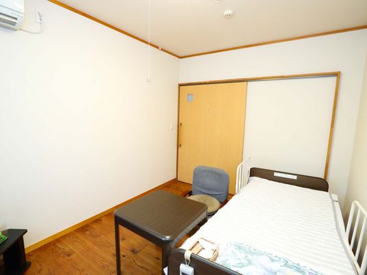 居室内のシンプルな様子