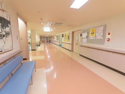 広々とした明るい廊下