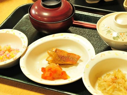 和食の盛り付けられた食事