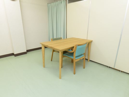 シンプルな居室のテーブル