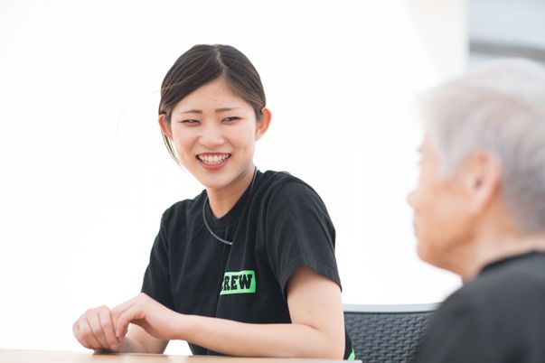 笑顔のスタッフと利用者