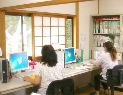 スタッフが業務にあたる図