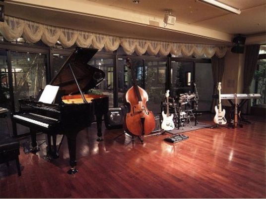 楽器が並ぶ音楽室