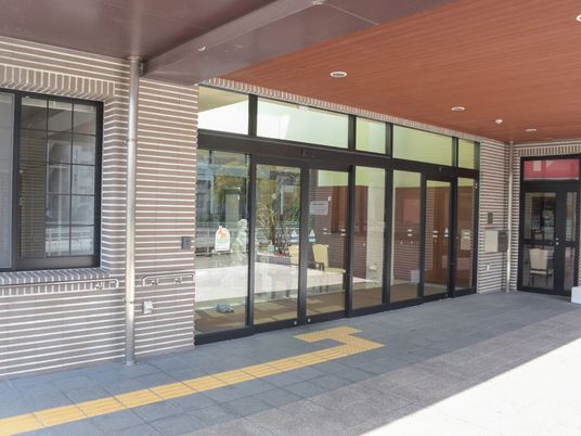 広々とした施設のエントランス