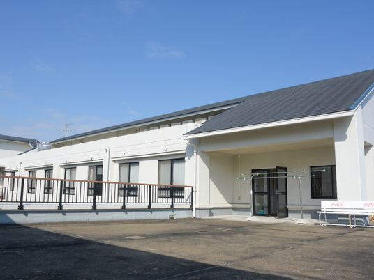 明るく清潔な建物入口
