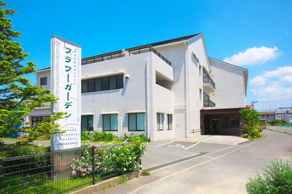 白い外壁の建物外観
