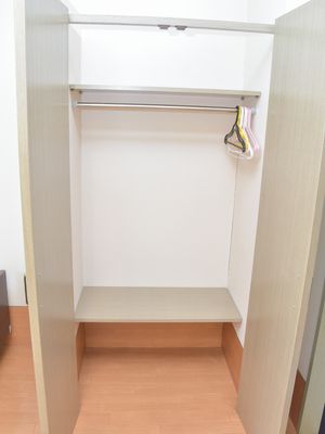 シンプルなクローゼット空間