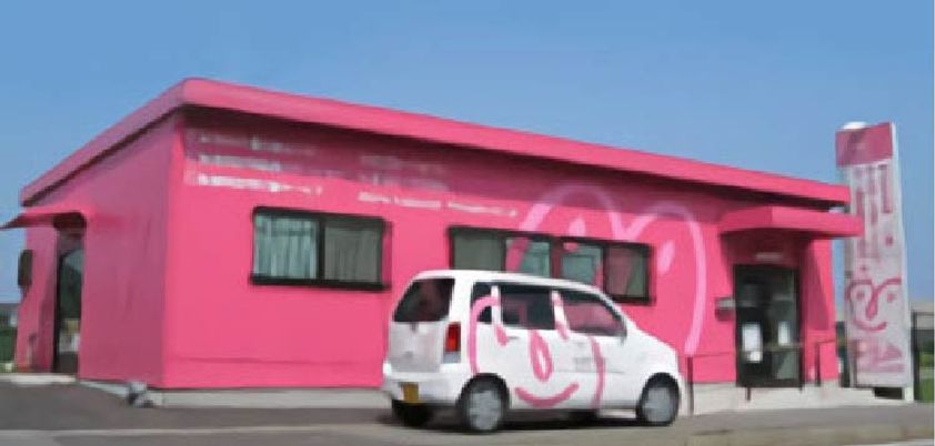 ピンク色の建物外観