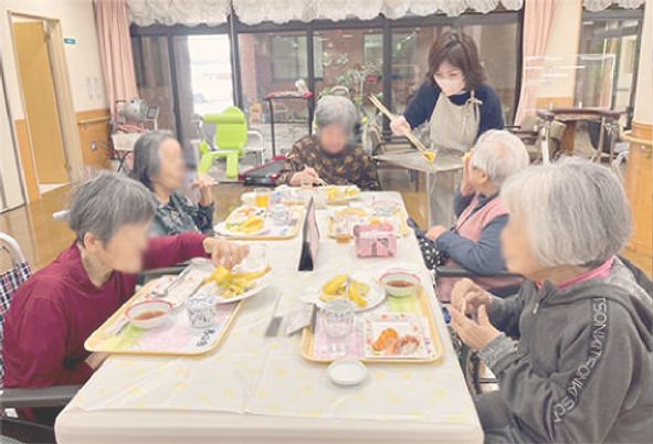食事中の利用者たち