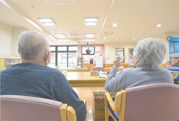 テレビ鑑賞する住人たちのラウンジ  