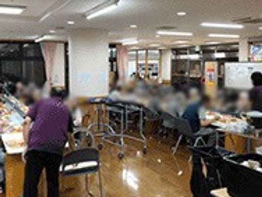 広々とした食事スペース