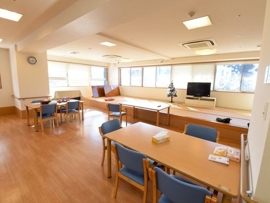 日差しが入る広々とした食堂