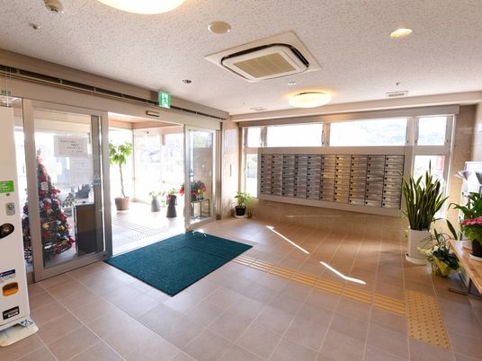 明るいエントランスホール