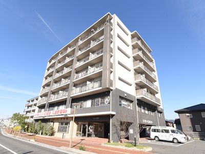 多階層のモダンな建物