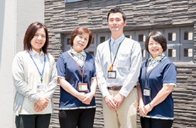 笑顔のスタッフ４名 玄関前