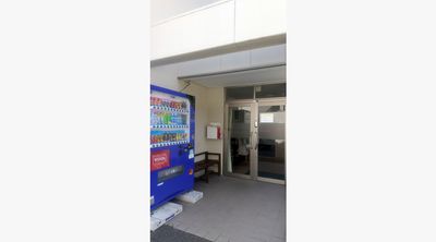 自動販売機のある入口