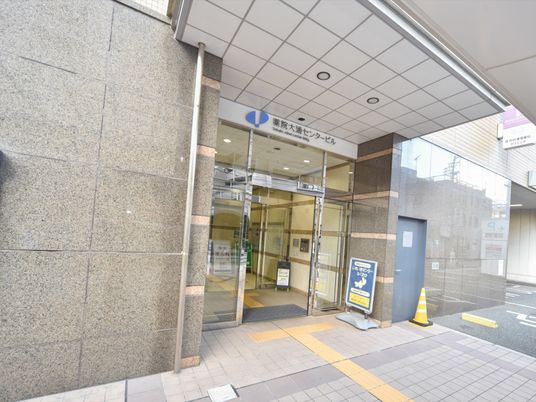 明るく開放的なエントランス