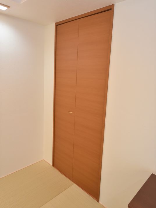 茶色い扉の和室