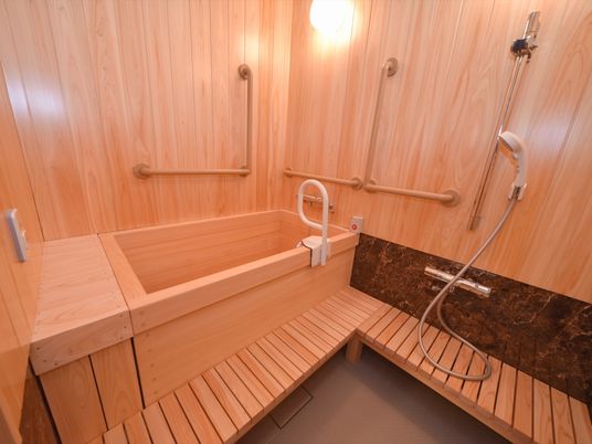 木目調の温かい浴室