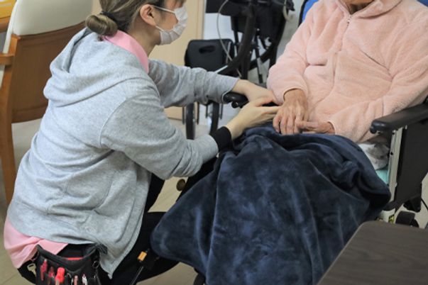 利用者と談笑する介護士
