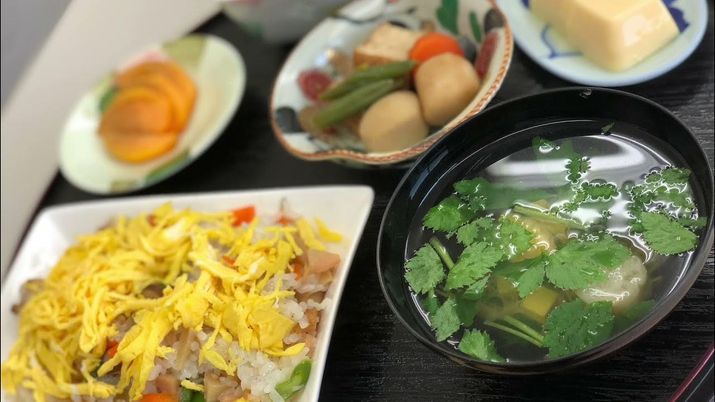 彩り豊かな料理のテーブル
