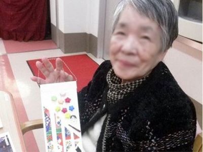 笑顔の女性と手工芸品